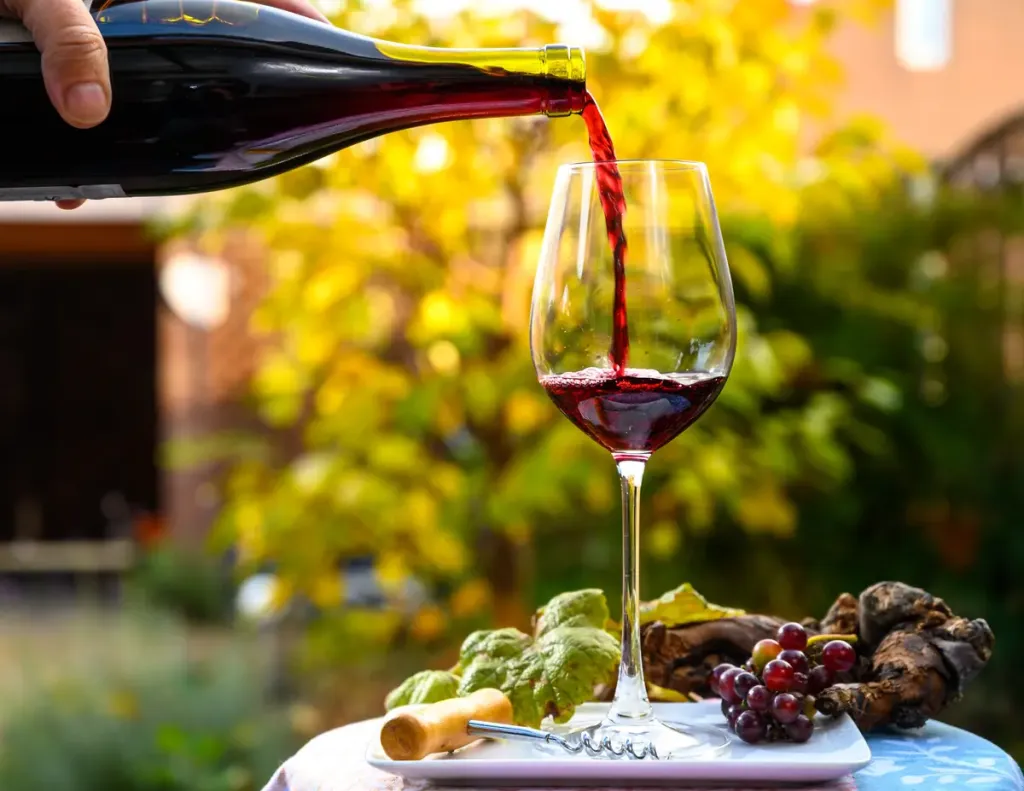 bouteille vin versée dans un verre